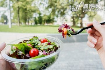 人,容器,食品,戶外,25歲到29歲_535152213_POV Eating salad._創意圖片_Getty Images China