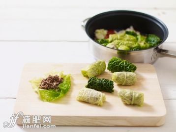 食品,影棚拍攝,燉鍋,做,烹調_562483541_Warak malfouf, cabbage leaves stuffed with minced beef_創意圖片_Getty Images China