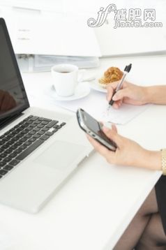 人,書桌,溝通,商務,生活方式_92629887_Businesswoman using mobile phone at her desk_創意圖片_Getty Images China