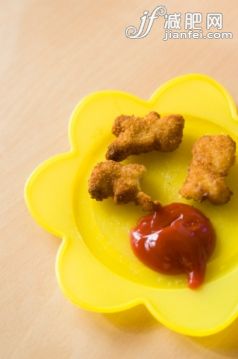 飲食,不健康食物,視角,構圖,圖像_200525393-001_Fried chicken pieces and ketchup on plate, overhead view_創意圖片_Getty Images China