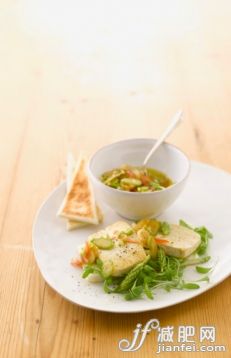 飲食,桌子,影棚拍攝,室內,湯匙_153952210_Roasted tofu with asparagus, vinaigrette and tramezzini on plate_創意圖片_Getty Images China