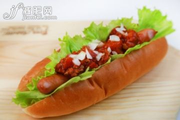 飲食,影棚拍攝,香腸,熱狗,攝影_498161753_Chili hot dog_創意圖片_Getty Images China