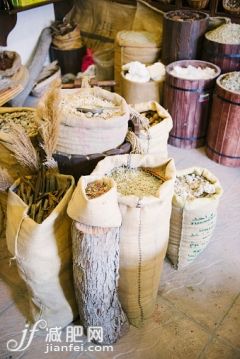 穀物,包,商店,市場,香料_565886753_Close up of sacks of grain for sale in market_創意圖片_Getty Images China