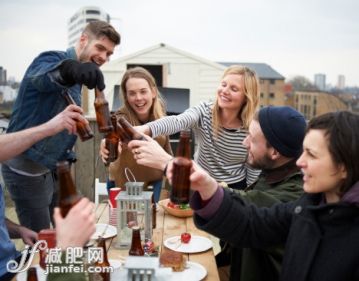 人,休閒裝,城市,桌子,瓶子_168595519_Toasting drinks around table in urban roof garden._創意圖片_Getty Images China