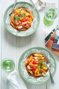 飲食,食品,餐具,盤子,晚餐_555359287_Penne with radish_創意圖片_Getty Images China