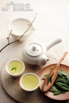 健康保健,湯匙,盤子,碗,杯_152602698_Teapot and cup with green tea_創意圖片_Getty Images China