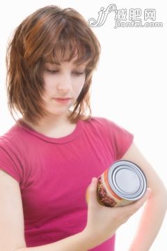 人,休閒裝,食品,罐子,T恤_145887648_Young woman studying nutritional label on a can_創意圖片_Getty Images China