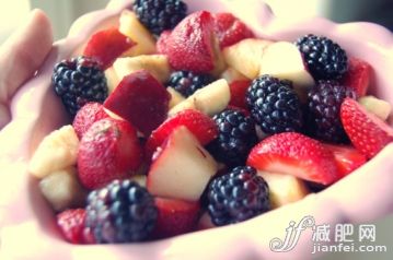 人,飲食,室內,碗,手指_115307581_Fruit salad_創意圖片_Getty Images China