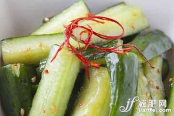 黃瓜,紅辣椒,切片食物,碎紙,種子_gic12516923_Sliced cucumber with red chili pepper, close-up_創意圖片_Getty Images China