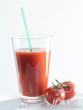 生活方式,影棚拍攝,西紅柿,健康生活方式,吸管_112296965_Glass of tomato juice and two tomatoes_創意圖片_Getty Images China