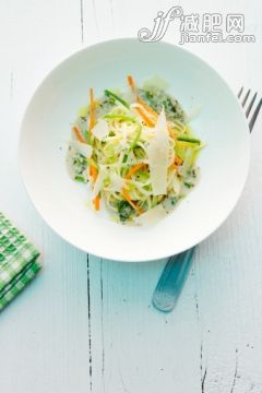 飲食,影棚拍攝,餐巾,叉,碗_152831422_Linguini with rocket, zucchini and carrots in bowl, close-up_創意圖片_Getty Images China