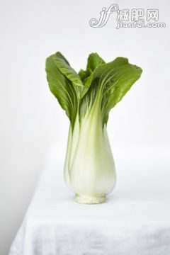 桌子,影棚拍攝,桌布,葉子,健康生活方式_496381981_Pak choi on a white tablecloth_創意圖片_Getty Images China