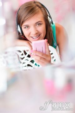 人,椅子,溝通,吊帶,教育_166263424_Teenage girl listening to headphones_創意圖片_Getty Images China