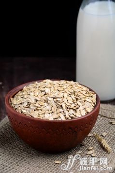 飲食,碗,早餐,穀類,泥土_553989935_Organic rolled oats in bowl_創意圖片_Getty Images China