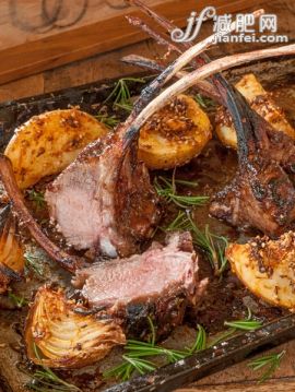 攝影,飲食,桌子,肉,室內_518670237_Roast Rack of Lamb and Potatoes_創意圖片_Getty Images China