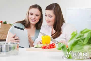 人,飲食,休閒裝,生活方式,室內_112230370_Germany, Cologne, Young women preparing healthy food for diet plan_創意圖片_Getty Images China