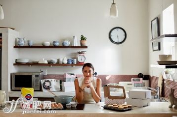 飲食,小企業,家庭辦公,攝影,2015年_556834635_Confident woman preparing cupcakes in kitchen_創意圖片_Getty Images China