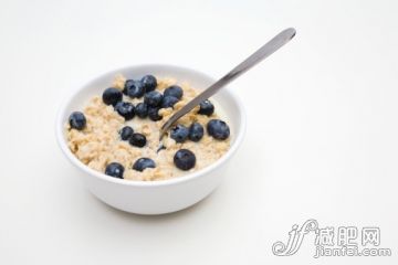 影棚拍攝,室內,湯匙,碗,早餐_84781529_Porridge and blueberries_創意圖片_Getty Images China