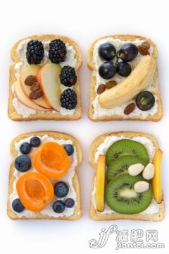 水果,健康生活方式,素食,瘦身,攝影_506706191_toast with mixed fruits on a white background_創意圖片_Getty Images China