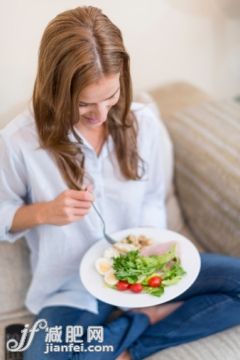 人,食品,住宅內部,沙發,生活方式_512274509_Heatlhy eating woman_創意圖片_Getty Images China