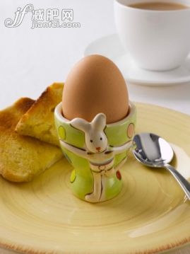 飲食,影棚拍攝,湯匙,盤子,馬克杯_92929844_Soft-boiled egg in Easter bunny egg cup_創意圖片_Getty Images China