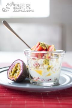 食品,室內,湯匙,盤子,奶油_502147007_Passion fruit and strawberry Eton Mess_創意圖片_Getty Images China