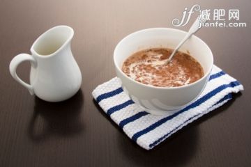 飲食,影棚拍攝,餐巾,湯匙,碗_120173467_Bowl of Champorado_創意圖片_Getty Images China