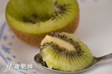 室內,湯匙,銀餐具,綠色,水果_sb10066249p-001_Close-up of scoop of kiwi fruit on spoon_創意圖片_Getty Images China