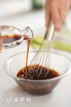 人,食品,瓶子,飲食,室內_86066310_Person whisking dipping sauce_創意圖片_Getty Images China