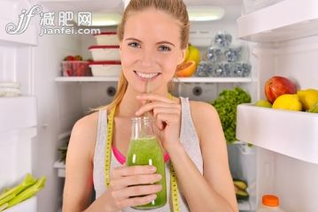 廚房,人,概念,飲食,飲料_475453426_Young woman drinking green smoothie_創意圖片_Getty Images China