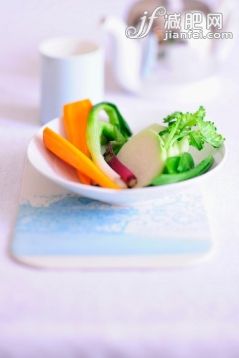 開胃品,油菜科,甘藍類,胡蘿蔔,蔬菜沙拉_gic11103900_A plate of crudités including carrots, spring onion, kohlrabi and sugar snap peas_創意圖片_Getty Images China