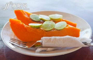 飲食,傢具,食品,桌子,生活方式_148913219_Fresh tropical pawpaw with lime._創意圖片_Getty Images China