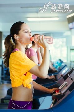 人,活動,飲料,生活方式,技術_478812638_Young Woman on treadmill drinking water._創意圖片_Getty Images China