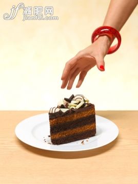 人,食品,桌子,甜食,室內_523191931_Woman reaching for a slice of cake_創意圖片_Getty Images China