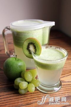 飲料,桌子,廣口瓶,室內,果汁_141174345_Green apple juice_創意圖片_Getty Images China