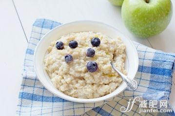 乾淨,自然,餐巾,碗,藍色_556577095_Oatmeal porridge, healthy food_創意圖片_Getty Images China