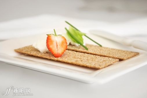 飲食,食品,室內,盤子,麵包_478791939_Diet crisp bread with low fat cottage cheese_創意圖片_Getty Images China