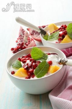 飲食,食品,奶製品,甜食,影棚拍攝_478309926_Desserts: Yogurt with Mango, Pommegranate and Mint_創意圖片_Getty Images China