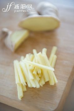 飲食,室內,烹調,切片食物,香料_555174757_Close-up of chopped ginger_創意圖片_Getty Images China