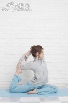 人,活動,衣服,飲食,建築結構_122691591_Young woman stretching_創意圖片_Getty Images China