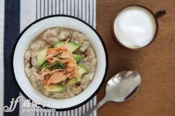 飲食,食品,桌子,海產,室內_146645342_Porridge with salmon and avocado_創意圖片_Getty Images China