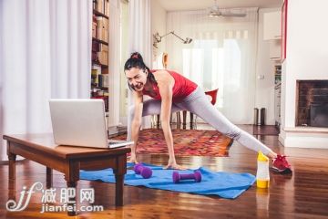 人,住宅內部,生活方式,技術,運動_531382267_Excercising at home_創意圖片_Getty Images China