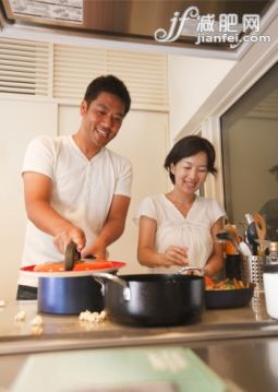 人,鍋,室內,住宅房間,35歲到39歲_150668538_Couple preparing meal_創意圖片_Getty Images China