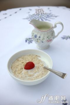 飲料,生活方式,室內,住宅房間,桌布_96513268_Bowl of porridge oats with spoon in it_創意圖片_Getty Images China