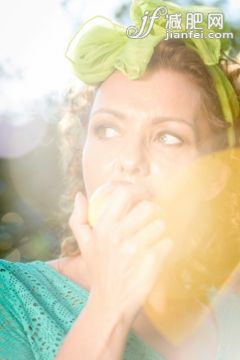 明亮,公園,人,食品,戶外_503038765_Beautiful Mature Woman Eating an  Apple in Park, Italy, Europe_創意圖片_Getty Images China