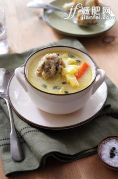 飲食,桌子,室內,餐巾,湯匙_114202634_Vegetable soup with dumplings_創意圖片_Getty Images China