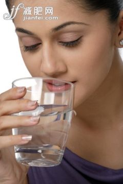 人,飲食,休閒裝,飲料,影棚拍攝_144456763_Young woman drinking water_創意圖片_Getty Images China