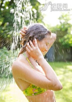 攝影,人,淋浴,比基尼,度假_513175917_Young woman in bikini under outdoor shower_創意圖片_Getty Images China