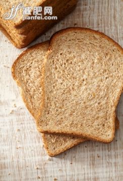 桌子,影棚拍攝,早餐,明亮,木制_512336357_Two slices of brown bread on a wooden table top_創意圖片_Getty Images China