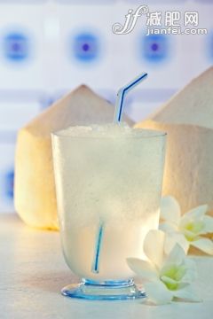 飲料,室內,熱帶的花,白晝,墨爾本_149626598_Coconut water in glass with ice_創意圖片_Getty Images China